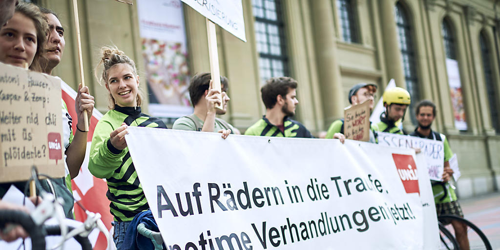Die FahrerInnen des Velo - Kurierdienstes Notime fordern faire Arbeitsbedingungen. Protestaktion beim Bahnhofsplatz Bern.