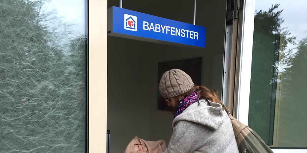 Mütter in einer Notsituation können ab Donnerstag auch im Basler Bethesda-Spital ihr Neugeborenes anonym in die sichere Obhut von Fachleuten geben. Mütter in einer Notsituation können ab Donnerstag auch im Basler Bethesda-Spital ihr Neugeborenes anonym in die sichere Obhut von Fachleuten geben.