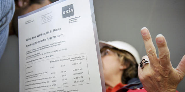 Gewerkschaftsvertreterin begleitet Kontrolleur auf Baustelle Gewerkschaftsvertreterin begleitet Kontrolleur auf Baustelle