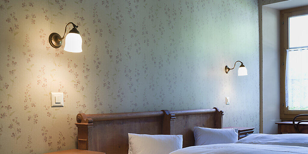 In Schweizer Hotelzimmern wurden im Juni über 5 Prozent mehr Übernachtungen gezählt als im gleichen Monat des Vorjahres. Im Bild: Zimmer des historischen Hotels Ofenhorn in Binn im Kanton Wallis. (Archivbild)