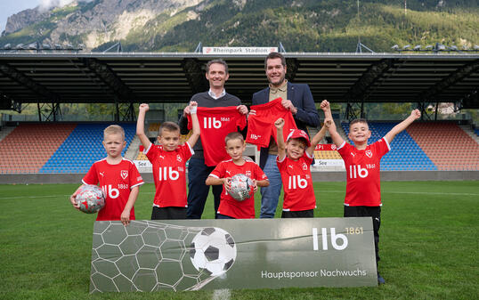 Emilio Corsetto (Leiter Private Banking Liechtenstein – LLB), Patrick Burgmeier (geschäftsführender Präsident – FC Vaduz) und FCV-Junioren (v.l.).