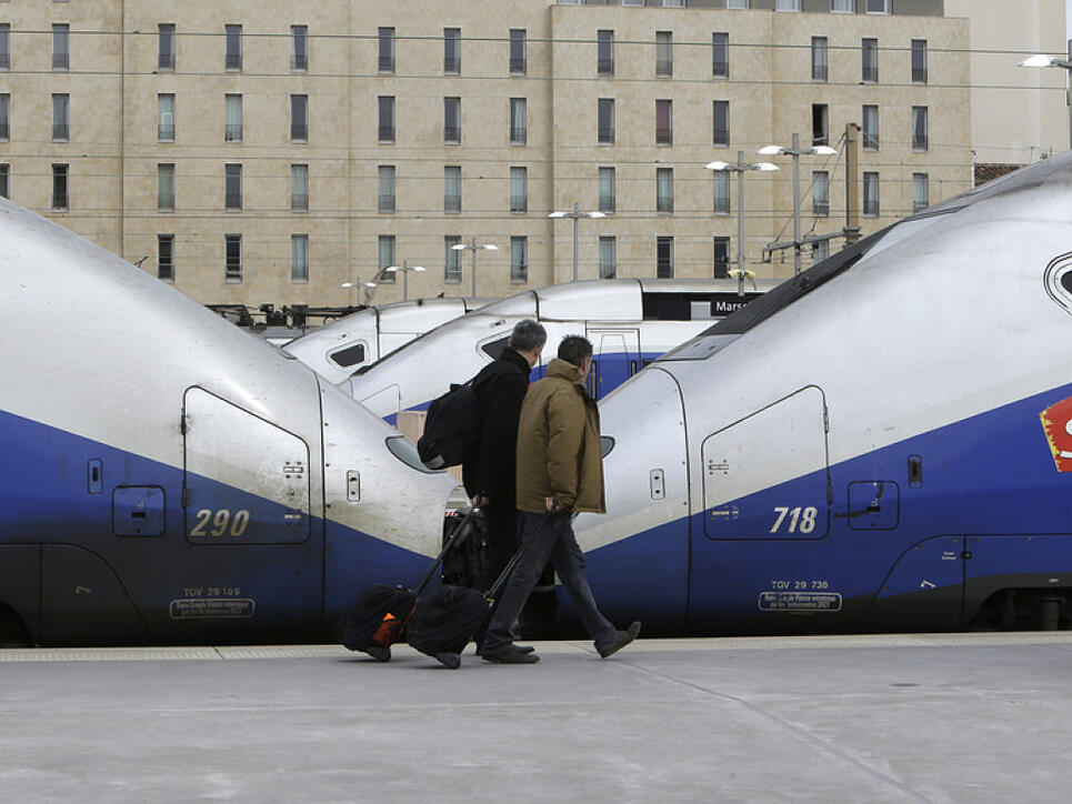 Passagiere vor stehenden TVG-Zügen am Freitag im Bahnhof Saint Charles in Marseille.