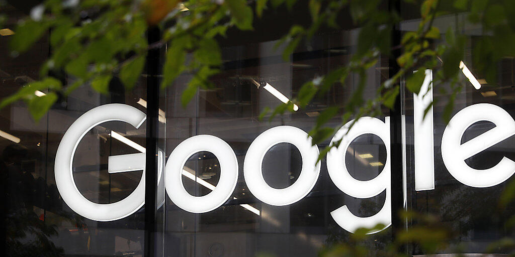 Der Gewinn des Google-Mutterkonzerns Alphabet ist im ersten Quartal aufgrund einer von der EU verhängten Milliardenstrafe eingebrochen. (Archivbild)
