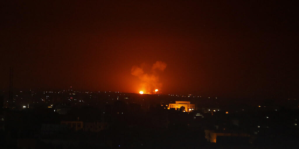 Eine Explosion in Gaza nach israelischen Luftangriffen auf Ziele des Islamischen Dschihad in Gaza und in Syrien. Zuvor waren 20 Raketen aus dem Gazastreifen auf Israel abgefeuert worden. (Foto: Adel Hana/AP Keystone-SDA)