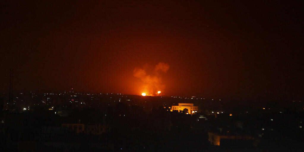 Eine Explosion in Gaza nach israelischen Luftangriffen auf Ziele des Islamischen Dschihad in Gaza und in Syrien. Zuvor waren 20 Raketen aus dem Gazastreifen auf Israel abgefeuert worden. (Foto: Adel Hana/AP Keystone-SDA) Eine Explosion in Gaza nach israelischen Luftangriffen auf Ziele des Islamischen Dschihad in Gaza und in Syrien. Zuvor waren 20 Raketen aus dem Gazastreifen auf Israel abgefeuert worden. (Foto: Adel Hana/AP Keystone-SDA)