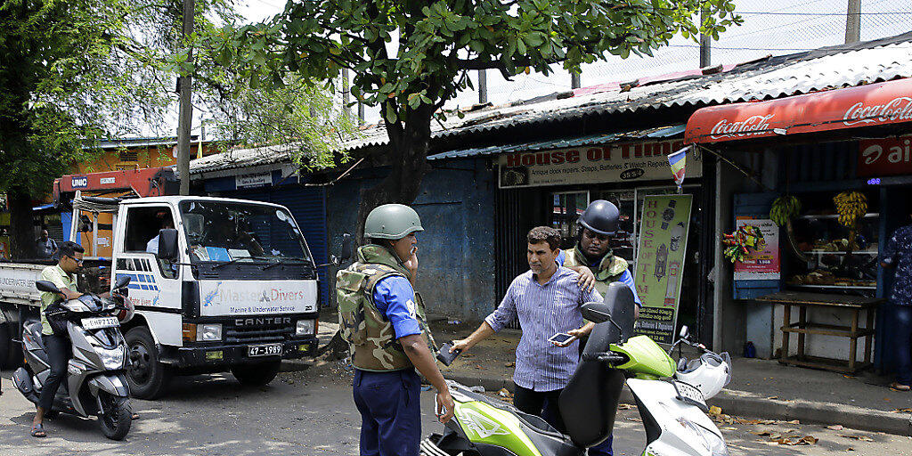 Soldaten überprüfen in Colombo Motorradfahrer. Seit den Anschlägen auf Kirchen und Hotels am Sonntag mit mindestens 359 Toten wurden insgesamt 76 Verdächtige festgenommen.