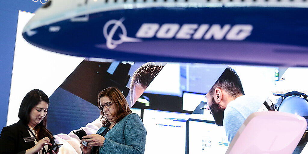 Der amerikanische Boeing-Konzern setzt weitere Produktionslinien wegen der Coronavirus-Pandemie aus. (Symbolbild) Der amerikanische Boeing-Konzern setzt weitere Produktionslinien wegen der Coronavirus-Pandemie aus. (Symbolbild)