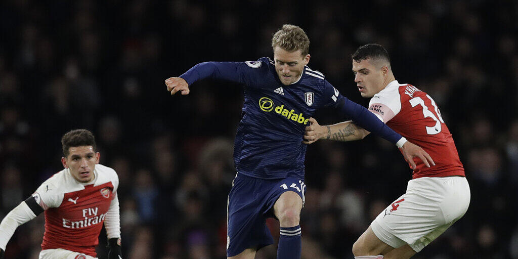 André Schürrle spielte letzte Saison für Fulham (hier im Londoner Derby gegen Arsenals Granit Xhaka)