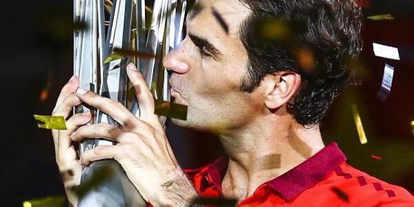 Siegerkuss für den Pokal in Schanghai: Roger Federer
