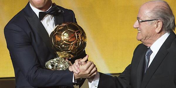 FIFA-Chef Sepp Blatter beglückwünscht Cristiano Ronaldo.