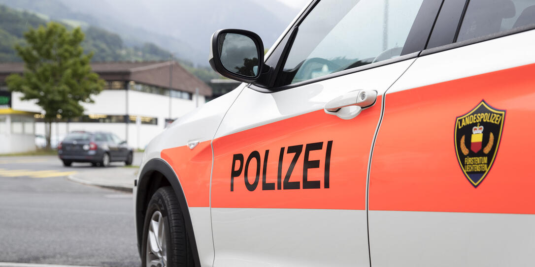 Drei Männer entwendeten u.a. einen grösseren Barbeldbetrag und ein Auto, wie die Polizei mitteilt.