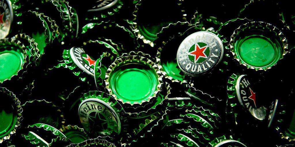 Heineken, die Nummer Drei auf dem weltweiten Biermarkt, erhofft sich trotz Preisdruck auch für das laufenden Jahr steigende Gewinne. (Archivbild)