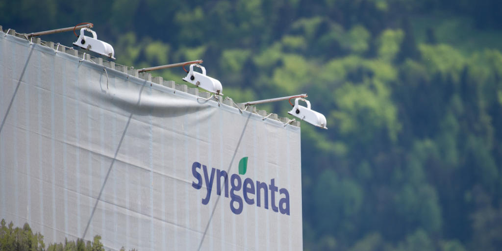 Syngenta-Logo an der Fabrik in Monthey: Die Spekulationen um eine Übernahme des Schweizer Unternehmens reissen nicht ab. (Archivbild)