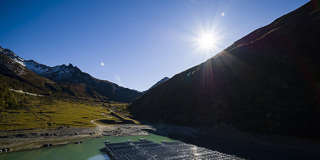 Auf dem Stausee Lac des Toules im Wallis werden 36 schwimmende Photovoltaik-Elemente zu einer Solarenergieanlage zusammengebaut. Diese Pilotanlage bedeckt eine Fläche von 2240 Quadratmetern und wird jährlich 800'000 Kilowattstunden Strom für 220 Haushalte produzieren.