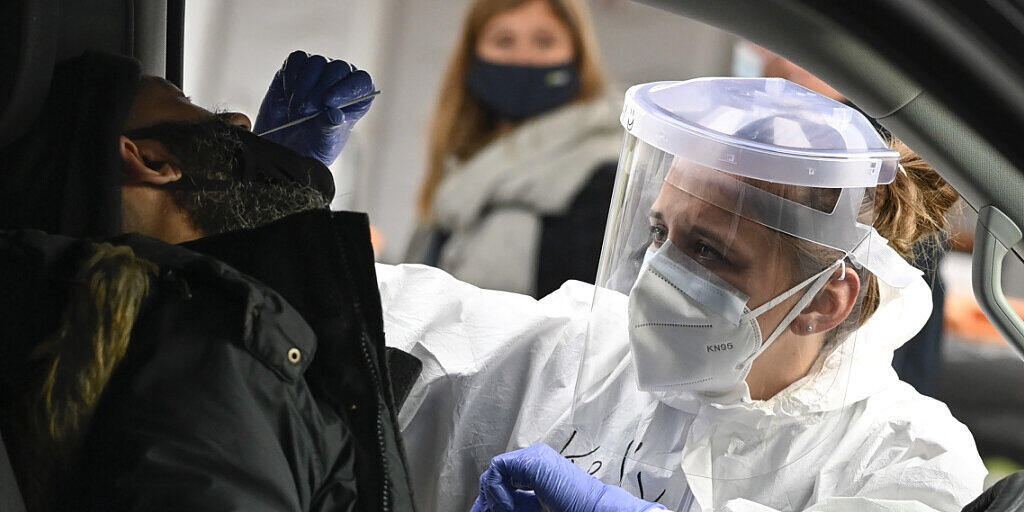 Eine Ärztin führt in der Testanlage auf dem Gelände von Spoor Oost einen Schnelltest zum Nachweis von Corona-Infektionen durch. In dem von Corona schwer getroffenen Belgien melden die Behörden eine leichte Entspannung in den Krankenhäusern. Foto: Dirk Waem/BELGA/dpa Eine Ärztin führt in der Testanlage auf dem Gelände von Spoor Oost einen Schnelltest zum Nachweis von Corona-Infektionen durch. In dem von Corona schwer getroffenen Belgien melden die Behörden eine leichte Entspannung in den Krankenhäusern. Foto: Dirk Waem/BELGA/dpa