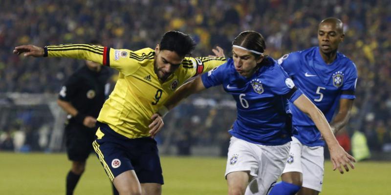 Filipe Luis (6) im Zweikampf mit Falcao bei der Copa America