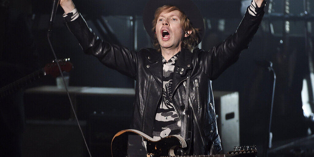 ARCHIV - Der US-Musiker und Sänger Beck steht auf der Bühne. Beck feiert am 08.07.2020 seinen 50. Geburtstag. Foto: Chris Pizzello/Invision/AP/dpa ARCHIV - Der US-Musiker und Sänger Beck steht auf der Bühne. Beck feiert am 08.07.2020 seinen 50. Geburtstag. Foto: Chris Pizzello/Invision/AP/dpa