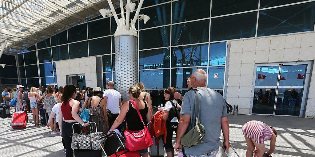 Massenabreise aus Tunesien - Touristen stauen sich am Samstag am Flughafen von Sousse.