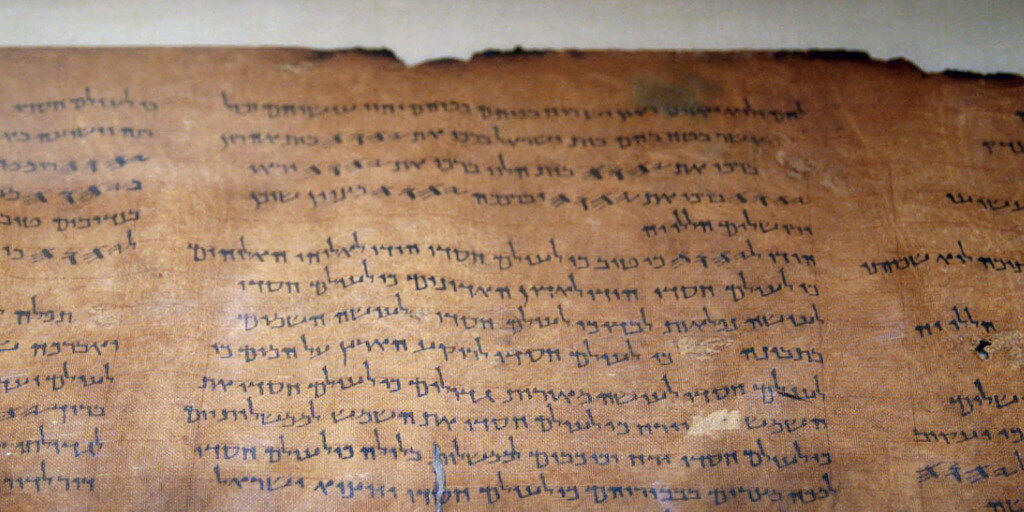 Neue Technologien offenbarten bisher unsichtbare Schriftzeichen auf den Schriftrollen aus Qumran. (Archiv)