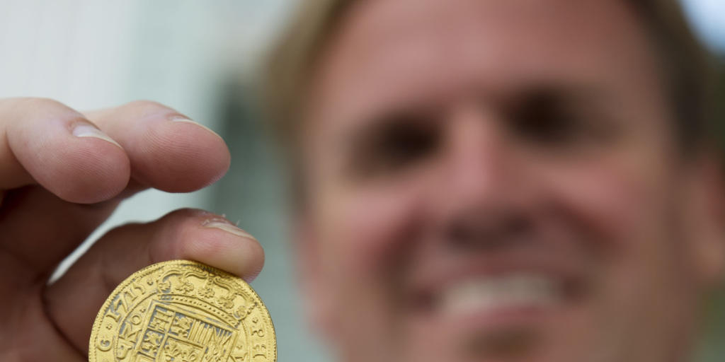 Brent Brisben präsentierte bereits Ende Juni 50 geborgene Goldmünzen mit einem Wert von rund 500'000 Dollar.