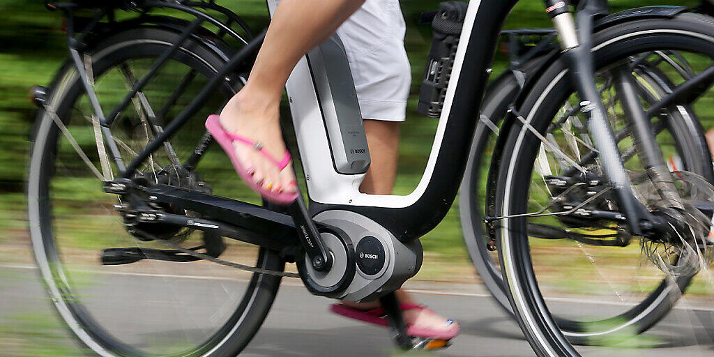 Vielfach unterschätzen Lenkerinnen und Lenker von E-Bikes die Geschwindigkeit ihres Gefährts. (Symbolbild)