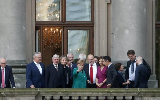 CDU, CSU, FDP und Grüne sind knapp vier Wochen nach der Bundestagswahl vorsichtig optimistisch in die erste grosse Sondierungsrunde für ein sogenanntes Jamaika-Bündnis gestartet. Unter Leitung von Kanzlerin Merkel sind über 50 Unterhändler beteiligt.