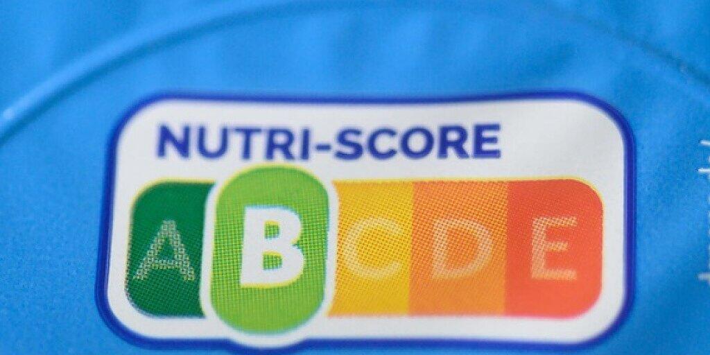 Der aus Frankreich stammende Nutri-Score bezieht neben dem Gehalt an Zucker, Fett und Salz empfehlenswerte Bestandteile wie Ballaststoffe in eine Bewertung ein und gibt dann einen einzigen Wert an - in einer Skala von grün über gelb bis rot.
