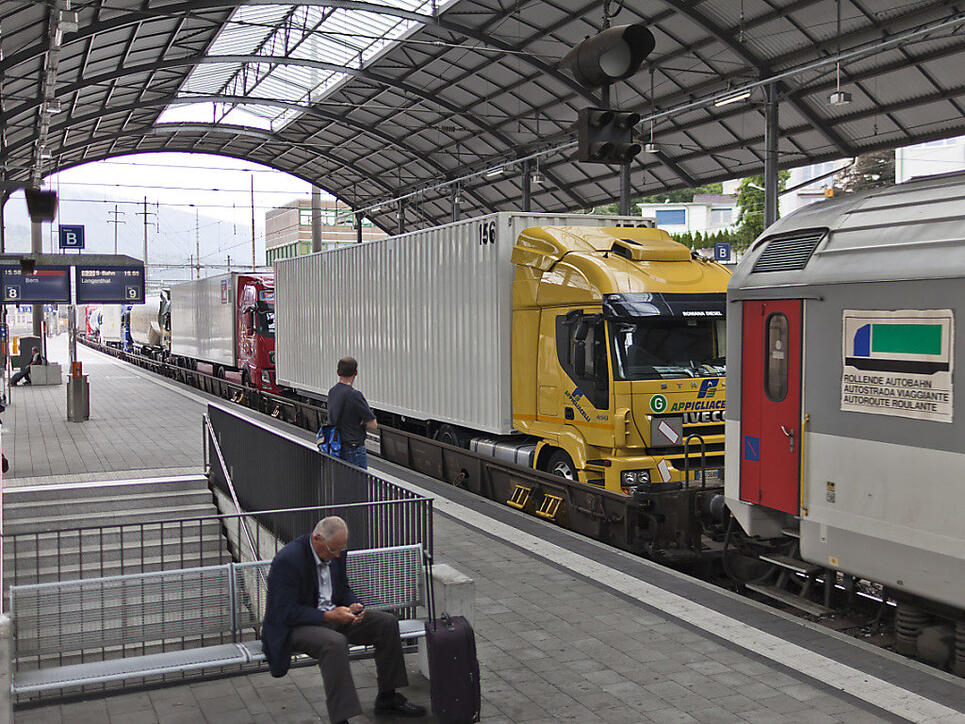 Der kombinierte Verkehr hat zugelegt, aber insgesamt sind 2017 weniger Güter durch die Alpen transportiert worden. (Archivbild)