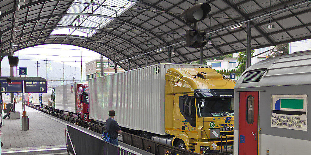Der kombinierte Verkehr hat zugelegt, aber insgesamt sind 2017 weniger Güter durch die Alpen transportiert worden. (Archivbild)