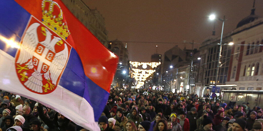 Wut auf den serbischen Präsidenten Vucic in den Strassen von Belgrad.