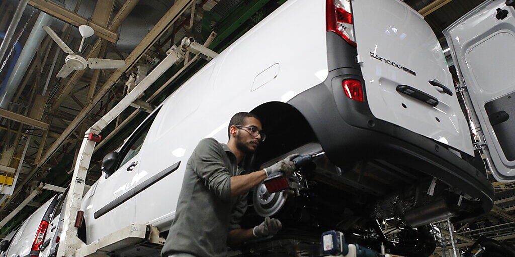 Der Produktionseinbruch in Frankreich ist in der Automobilindustrie besonders stark ausgefallen - im Bild ein Renault-Werk im nordfranzösischen Maubeuge. (Archiv) Der Produktionseinbruch in Frankreich ist in der Automobilindustrie besonders stark ausgefallen - im Bild ein Renault-Werk im nordfranzösischen Maubeuge. (Archiv)