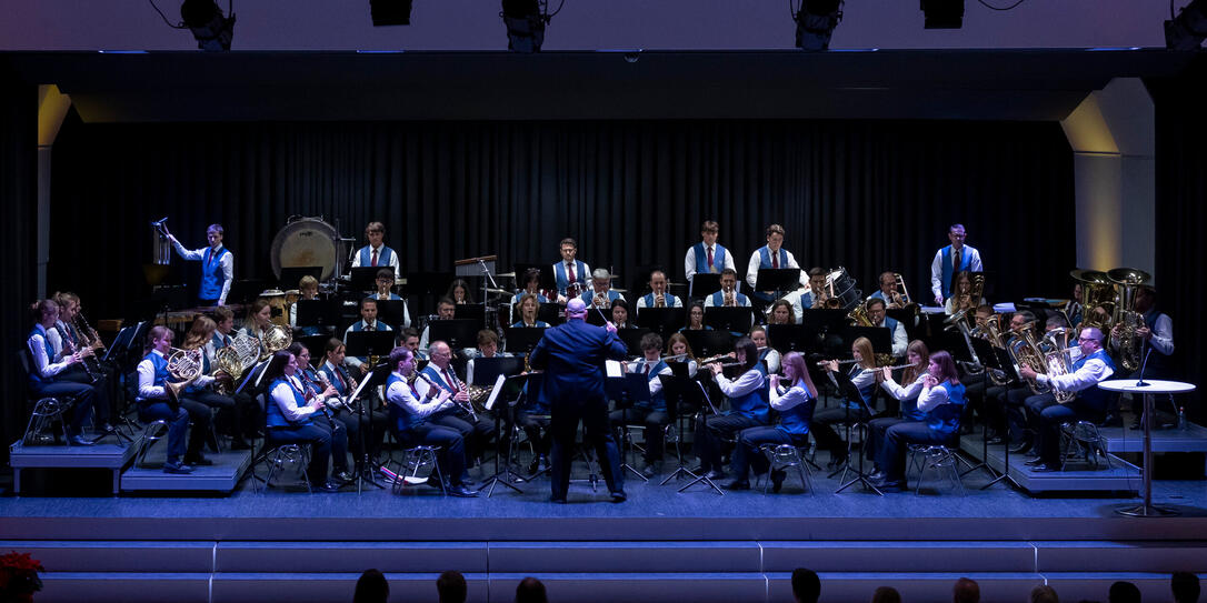55 Musikanten boten im Gemeindesaal Gamprin ein vielfältiges Konzert.