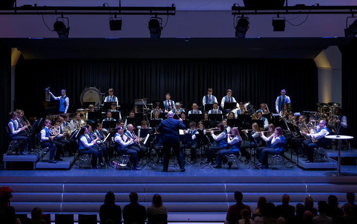 55 Musikanten boten im Gemeindesaal Gamprin ein vielfältiges Konzert.