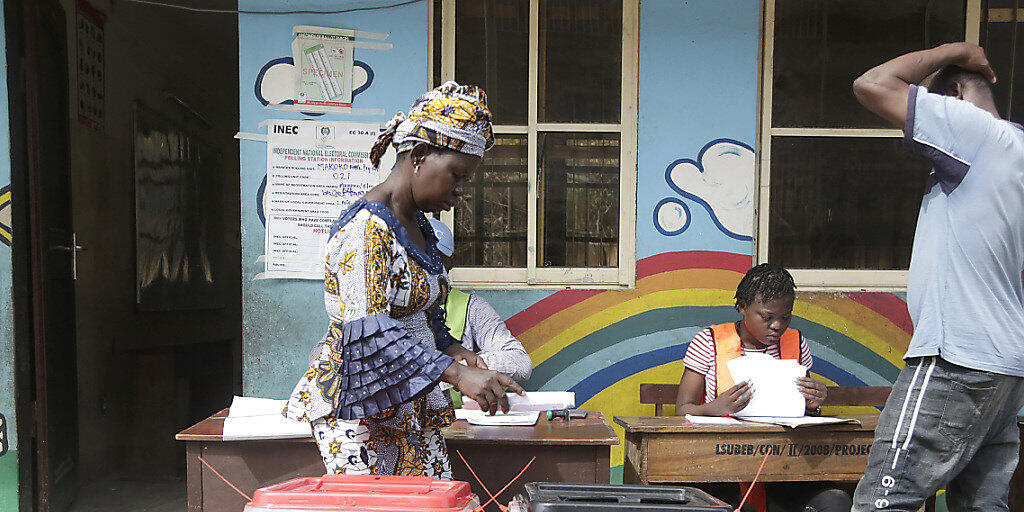 Eine Frau bei der Stimmabgabe in der Nähe der nigerianischen Hauptstadt Lagos: Am Samstag wählen Nigerianer und Nigerianerinnen die Gouverneure und Regionalparlamente.