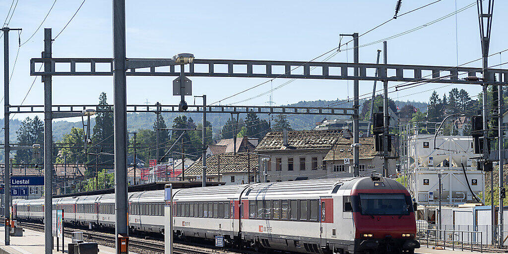 Die SBB untersuchen einen Vorfall am Bahnhof Morges VD, bei dem ein Zug zu spät anhielt und die Fahrgäste zwischen zwei Geleisen aussteigen mussten. (Symbolbild)