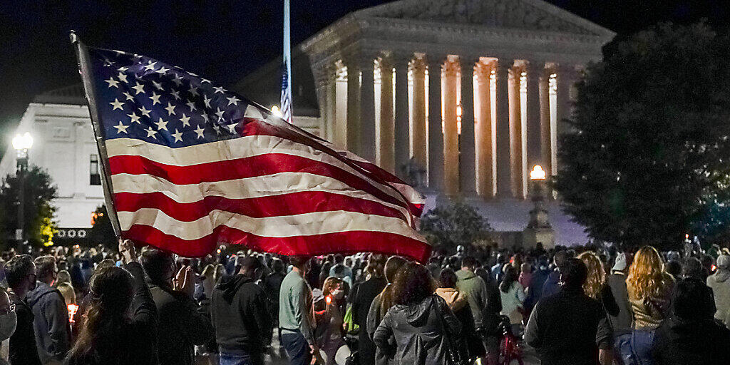 Menschen versammeln sich vor dem Obersten Gerichtshof der USA, um ihren Respekt gegenüber der verstorbenen Richterin Ruth Bader Ginsburg zu zeigen. Foto: J. Scott Applewhite/AP/dpa