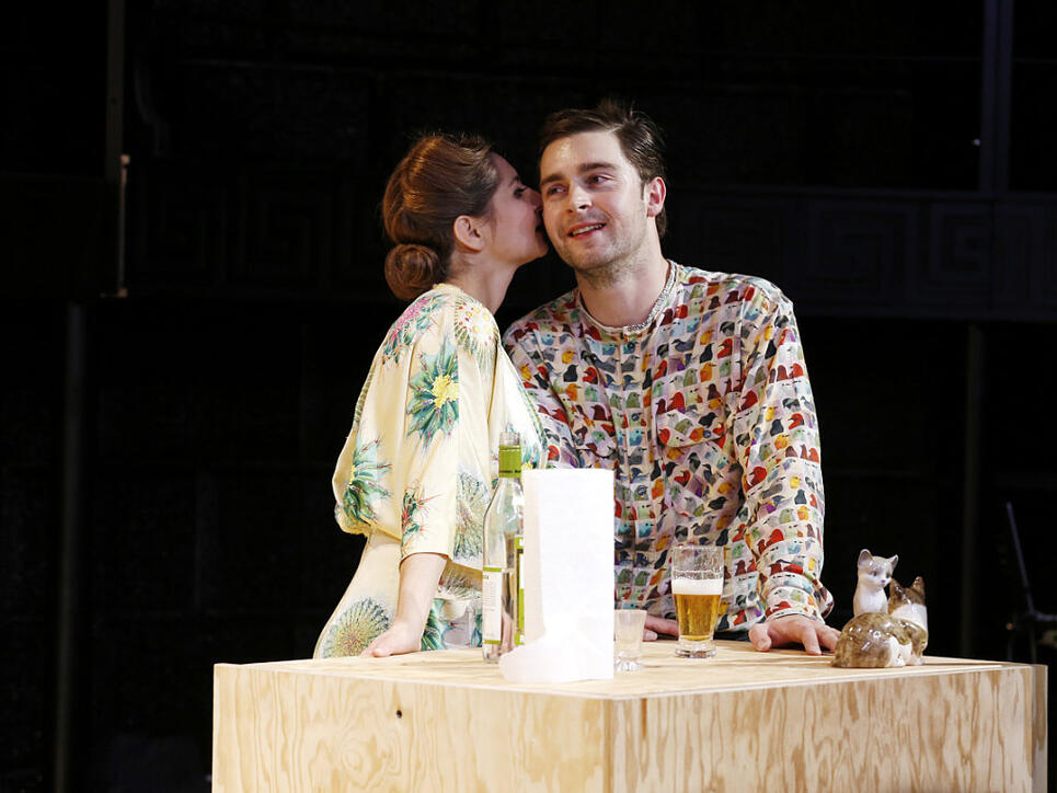 Marie Bonnet (l) und Miro Maurer (r) spielen unter der Regie von Heike M. Goetze in "Biedermann und die Brandstifter" von Max Frisch. Premiere war am 25. November 2017 am Theater Neumarkt in Zürich.