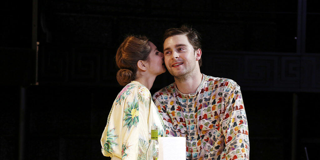 Marie Bonnet (l) und Miro Maurer (r) spielen unter der Regie von Heike M. Goetze in "Biedermann und die Brandstifter" von Max Frisch. Premiere war am 25. November 2017 am Theater Neumarkt in Zürich.