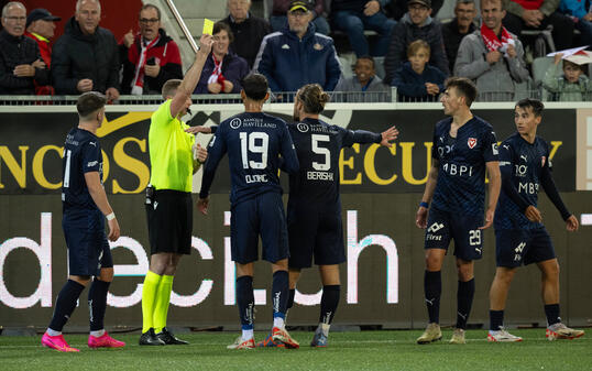 Wird es nicht mehr geben: Künftig spricht bei strittigen Szenen nur noch der Kapitän oder ein ausgewählter Spieler mit dem Schiedsrichter.