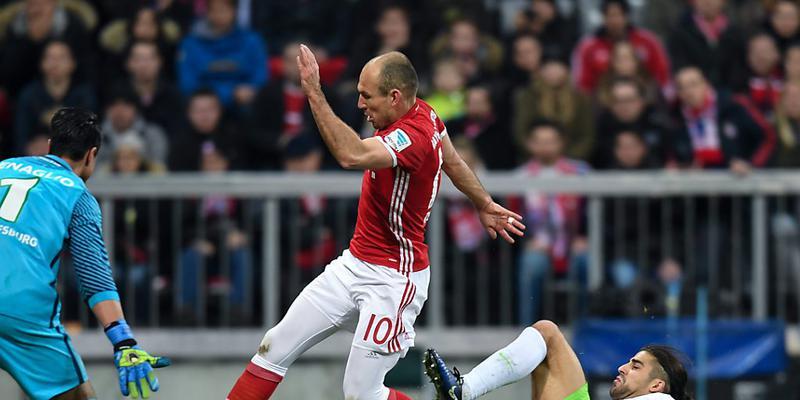 Ricardo Rodriguez (ganz rechts am Boden) erlitt gegen Bayern München eine Innenbandzerrung im linken Knie Ricardo Rodriguez (ganz rechts am Boden) erlitt gegen Bayern München eine Innenbandzerrung im linken Knie