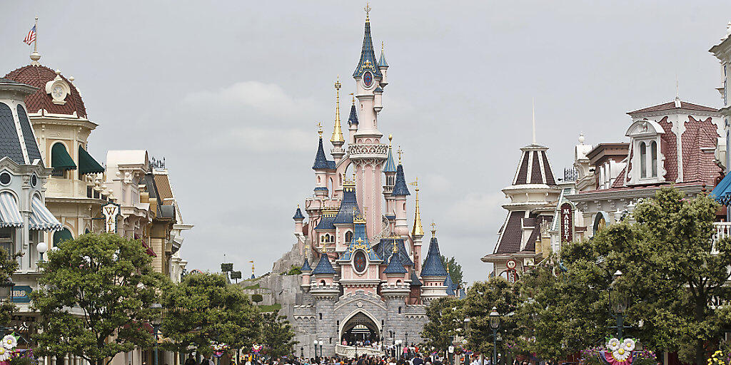 Laute Geräusche, die sich wie Schüsse anhören: Im Freizeitpark Disneyland Paris denken Besucher am Samstag sofort an einen Anschlag und es entsteht Panik. (Archivbild)