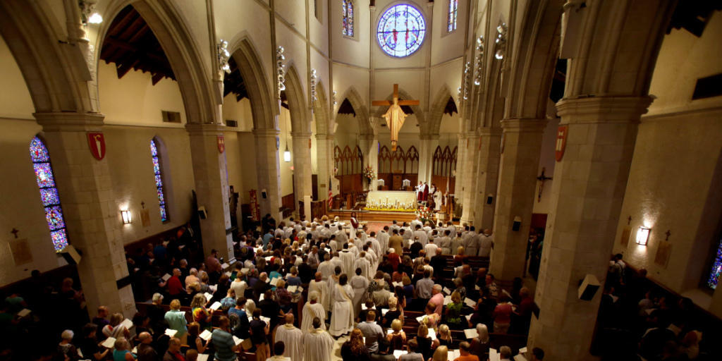 Die Gedenkfeier in Orlando begann mit einem Gottesdienst in der Cathedral Church of St. Luke.