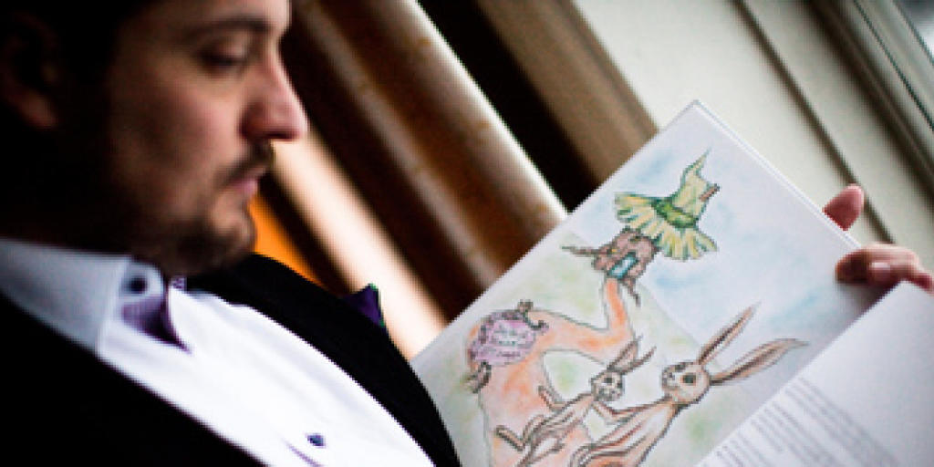 Der schwedische Autor Carl-Johan Forssén Ehrlin liest in der schwedischen Ausgabe des Buches "Das Kaninchen, das so gerne einschlafen will" (Handout) Der schwedische Autor Carl-Johan Forssén Ehrlin liest in der schwedischen Ausgabe des Buches "Das Kaninchen, das so gerne einschlafen will" (Handout)