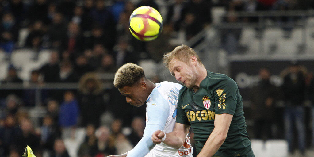 Ausgeglichenes Duell in Marseille: OM-Spieler Clinton Njie (links) im Duell mit Monacos Abwehrschef Kamil Glik