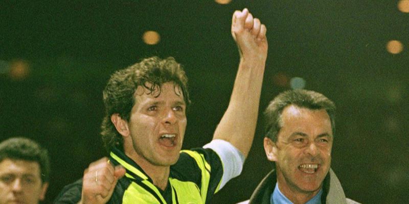 Andi Möller hier im BVB-Trikot, rechts Ottmar Hitzfeld