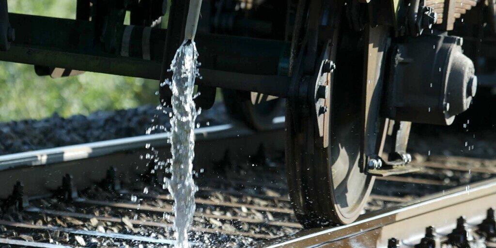 Löschzüge der SBB sind im Dauereinsatz, um die Schienen zumindest etwas abzukühlen. (Themenbild)