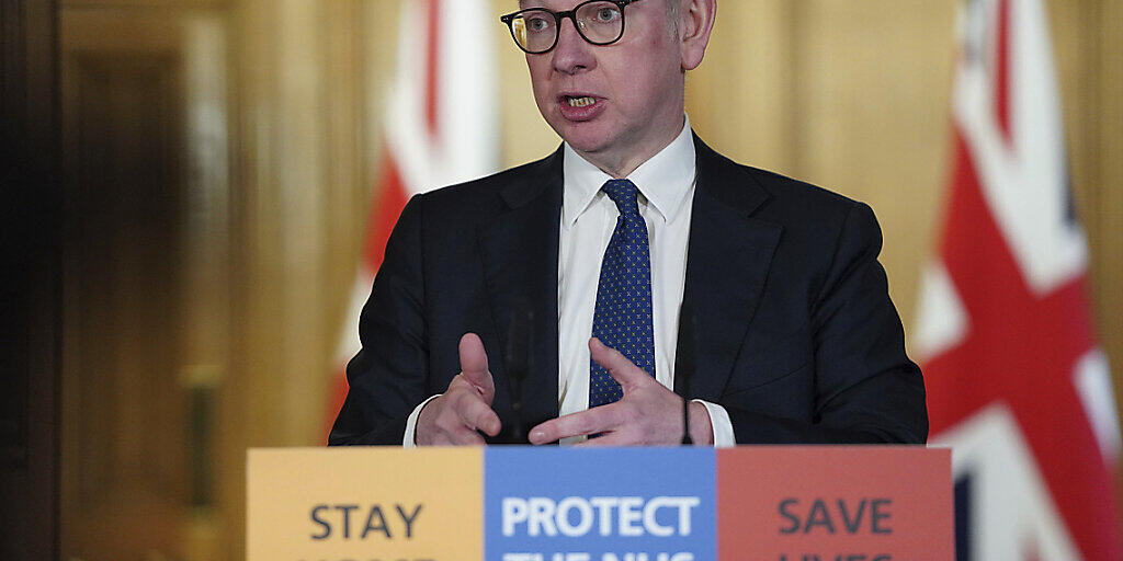 Der britische Staatsminister Michael Gove gab die neusten Infektionszahlen in Grossbritannien bekannt. Auch ein fünf Jahre altes Kind befand sich unter den 708 Todesfällen vom Samstag. So viele Todesopfer verzeichnete Grossbritannien noch nie an einem einzelnen Tag. (Archivbild)