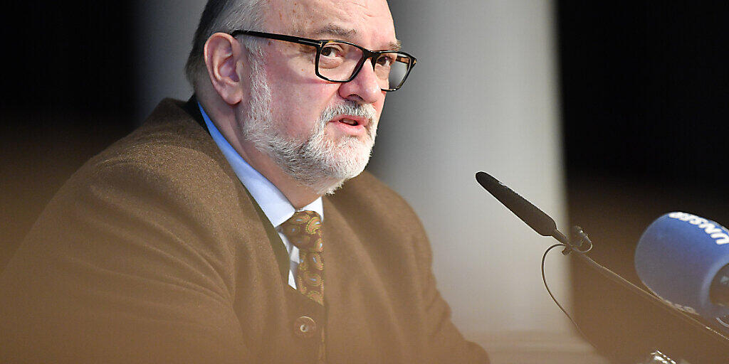 Jürgen Dupper (SPD), Oberbürgermeister von Passau, informiert auf einer Pressekonferenz über neue Auflagen der Stadt zur Coronaeindämmung. Foto: Lino Mirgeler/dpa