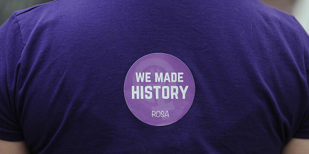 "Wir machten Geschichte" - Plakette der Feministinnen-Gruppe ROSA zur Feier des historischen Abstimmungsergebnisses in Irland.