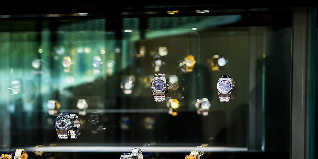 Die Schweizer Uhren- und Schmuckhersteller kommen auf rund einen Drittel Marktanteil bei den 100 grössten Luxusgütergruppen - im Bild Uhren im Musée Atelier Audemars Piguet. (Archivbild)